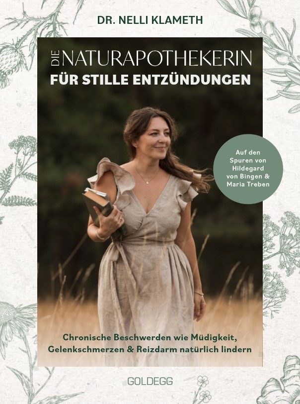 Buchcover „Die Naturapothekerin für stille Entzündungen“ von Dr. Nelli Klameth. In der Mitte ist die Autorin in einem hellen Kleid auf einer Wiese zu sehen, mit Büchern in der Hand. Der Untertitel lautet: „Chronische Beschwerden wie Müdigkeit, Gelenkschmerzen & Reizdarm natürlich lindern“. In einem grünen Kreis steht: „Auf den Spuren von Hildegard von Bingen & Maria Treben“.