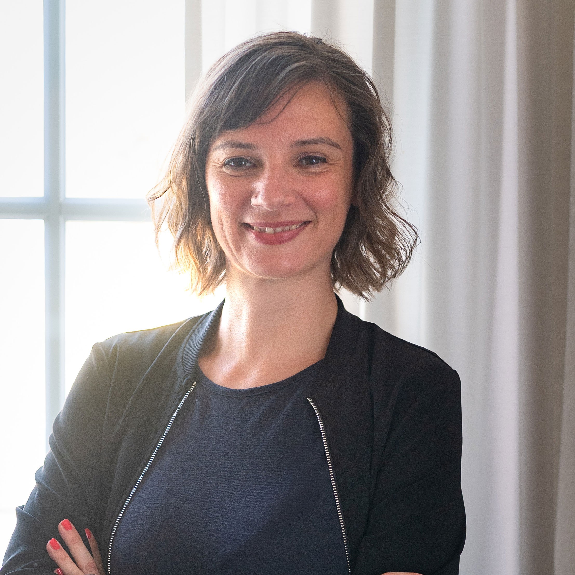 Zu sehen ist ein Portraitfoto der Autorin Eva Freistetter